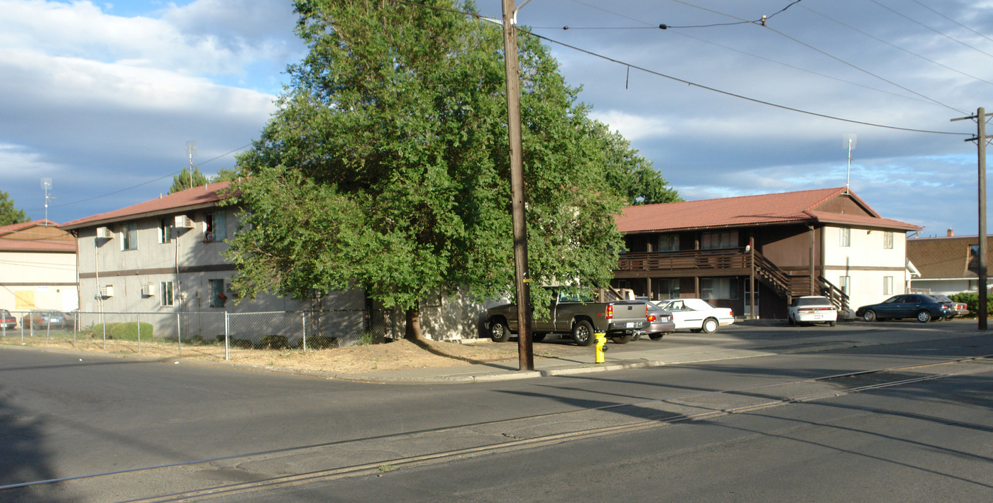 715-717 N 6th Ave in Yakima, WA - Building Photo