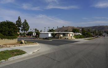 Sierra Pines in Riverside, CA - Foto de edificio - Building Photo