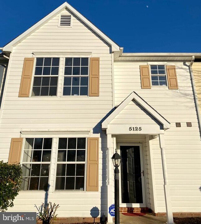 5125 Mallards Landing Dr in King George, VA - Building Photo
