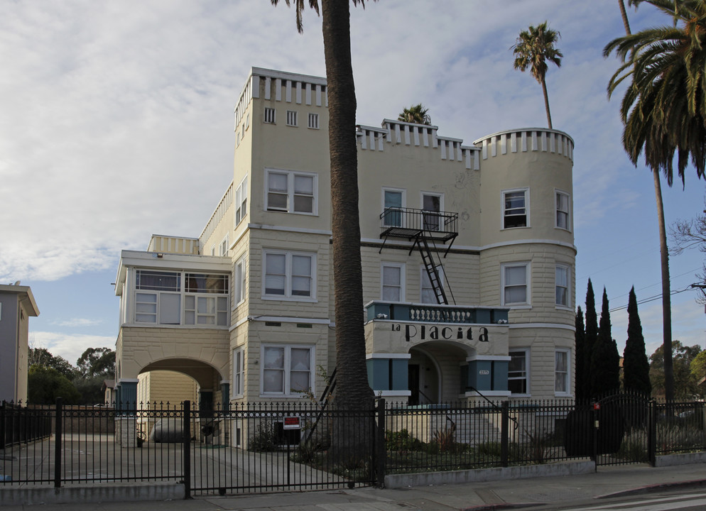 La Placita in Oakland, CA - Building Photo