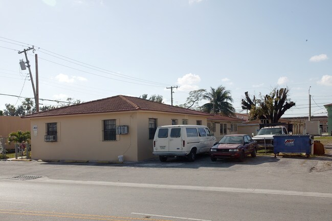 30 W 23rd St in Hialeah, FL - Foto de edificio - Building Photo