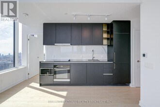8-PH08 Wellesley St W in Toronto, ON - Building Photo - Building Photo