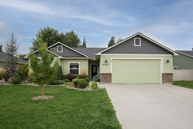 property at 2743 Spruce Dr