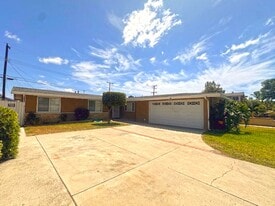 909 S Elliott Pl in Santa Ana, CA - Building Photo