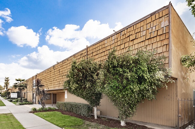 Fullerton Court Apartments in Buena Park, CA - Foto de edificio - Building Photo