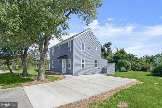 property at 2917 E Lee Ave