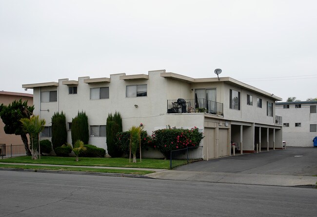 12621 Morningside Ave in Garden Grove, CA - Foto de edificio - Building Photo