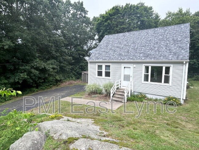 55 Hedge Ave in Norwich, CT - Building Photo - Building Photo