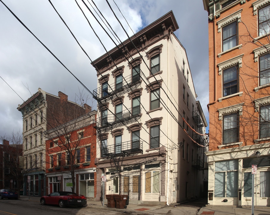 124 E 13th St in Cincinnati, OH - Foto de edificio