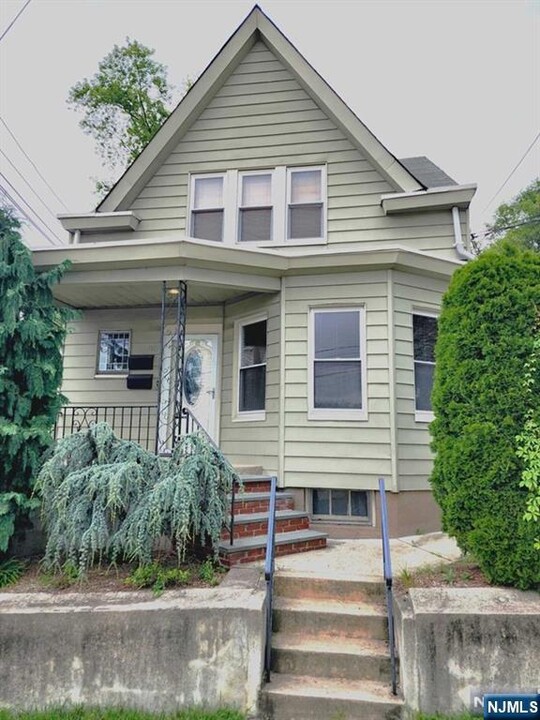 88 Passaic Ave in Hawthorne, NJ - Building Photo