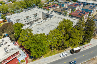 240 N Bayshore Blvd in San Mateo, CA - Foto de edificio - Building Photo