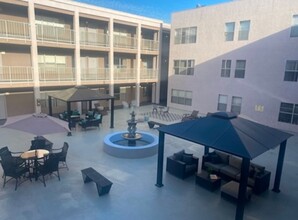 Russell Court Apartments in Los Angeles, CA - Building Photo - Interior Photo