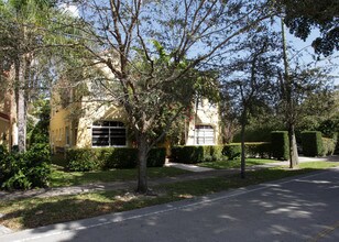 473 Mendoza Ave in Miami, FL - Foto de edificio - Building Photo