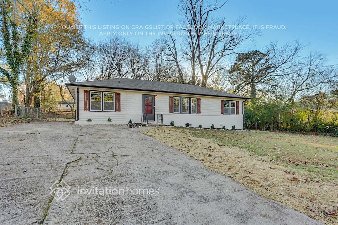 393 Norton Cir SE in Smyrna, GA - Building Photo