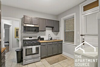 3908 W Roscoe St, Unit 2 in Chicago, IL - Foto de edificio - Building Photo