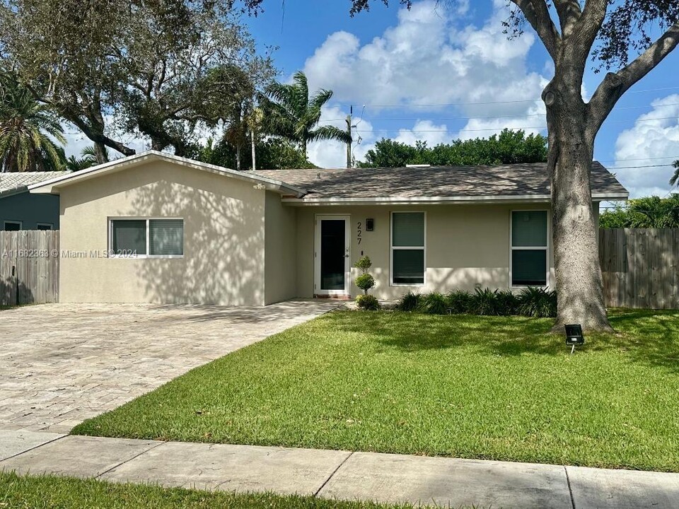 227 SE 7th St in Dania Beach, FL - Building Photo