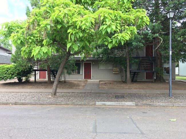 1668 Ferry St in Eugene, OR - Building Photo - Building Photo