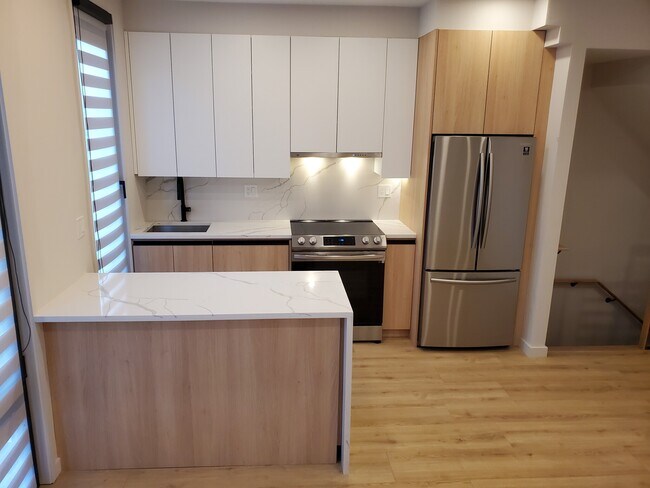 157 W 9th St, Unit 2 in Boston, MA - Building Photo - Building Photo