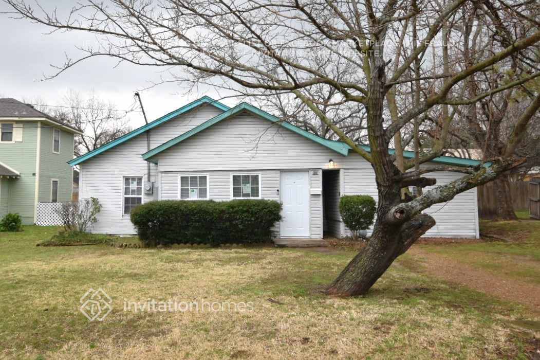 905 E Crockett St in Ennis, TX - Building Photo