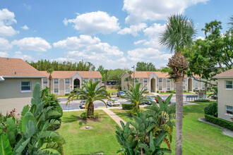 The Reserve at Pershing Oaks Condominiums in Orlando, FL - Foto de edificio - Building Photo