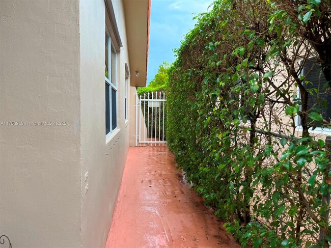 1424 SW 21st St-Unit -rear in Miami, FL - Foto de edificio - Building Photo