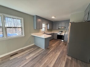 7638 Jackson School Rd in Browns Summit, NC - Foto de edificio - Building Photo