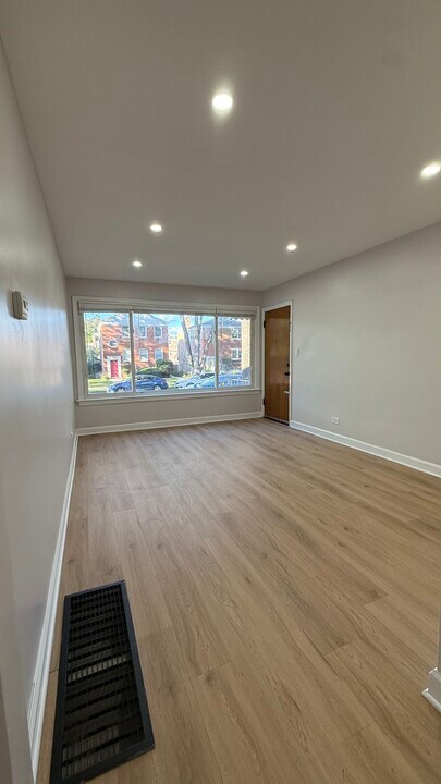 4837 Hull St, Unit 1E in Skokie, IL - Building Photo