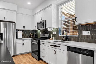 215 Red Brick Dr in Simi Valley, CA - Building Photo - Building Photo