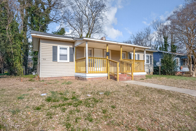 703 E Poythress St in Hopewell, VA - Foto de edificio - Building Photo