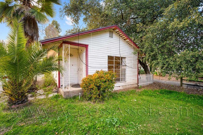 property at 1549 N Park Ave