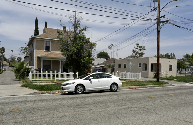 3447-3449 4th St in Riverside, CA - Foto de edificio - Building Photo