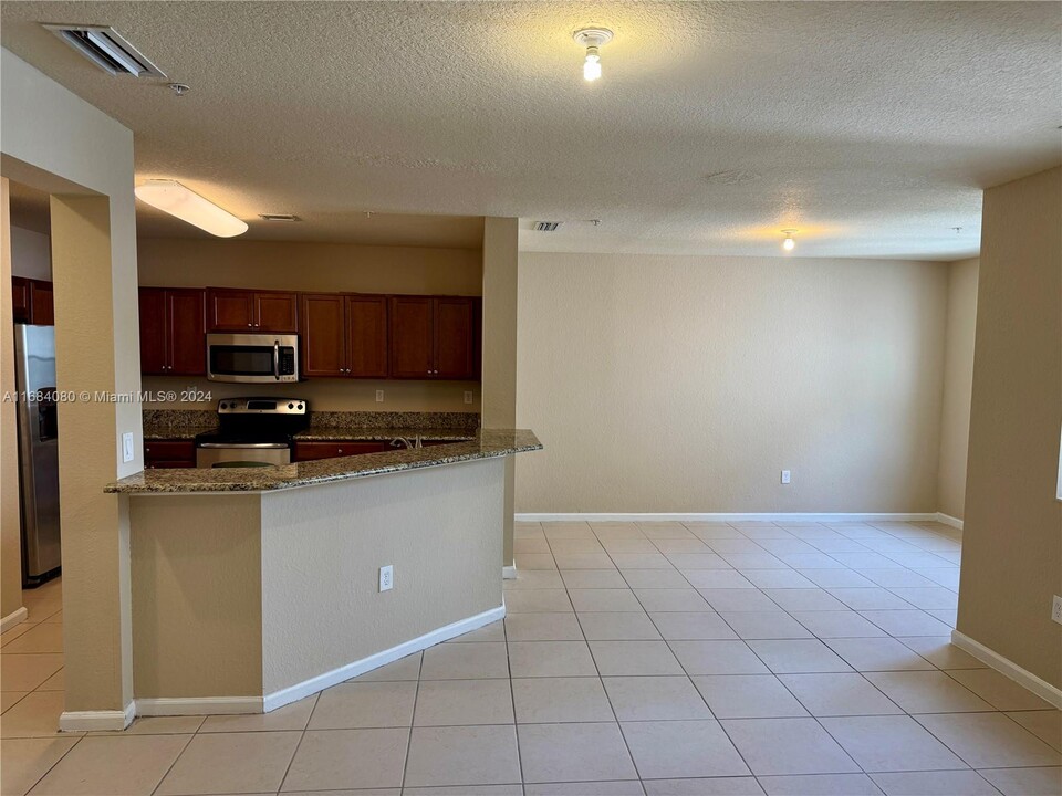 11601 NW 89th St, Unit 207 in Doral, FL - Building Photo