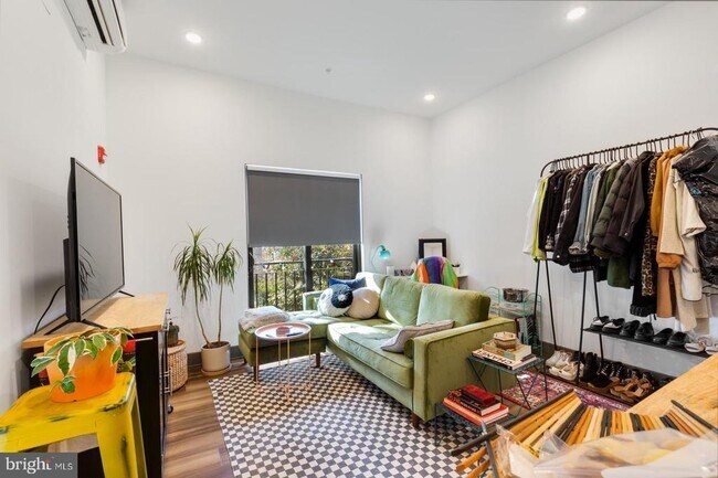 property at 1935 E Hazzard St