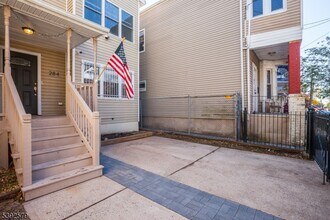 284 S 6th St in Newark, NJ - Building Photo - Building Photo