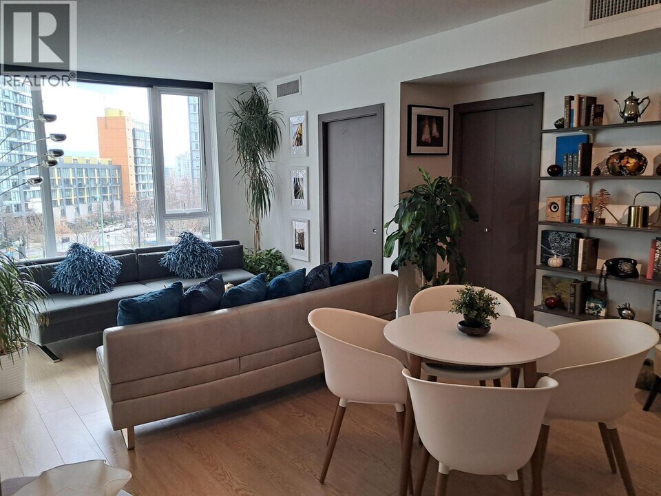 68 Smithe St in Vancouver, BC - Building Photo