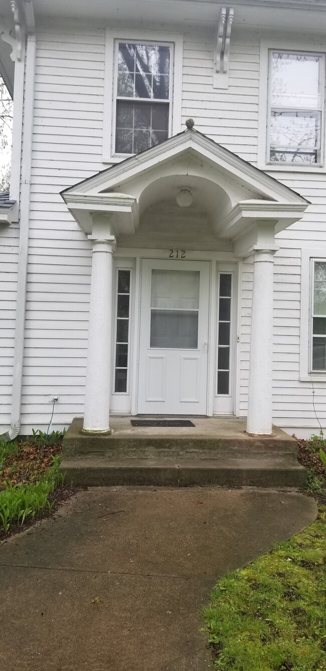 212 E Main St, Unit Upper unit