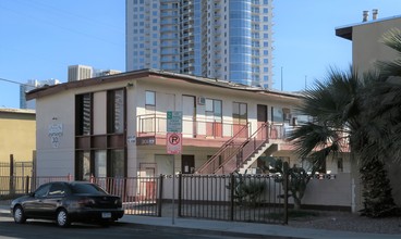 301 W Cleveland Ave in Las Vegas, NV - Building Photo - Primary Photo