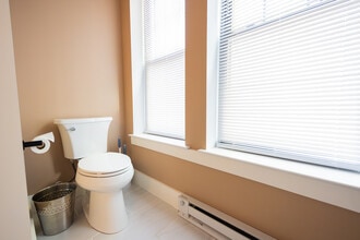 58 South St, Unit 1 in Glens Falls, NY - Foto de edificio - Building Photo