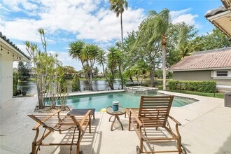 5925 NW 97th Dr in Parkland, FL - Foto de edificio - Building Photo