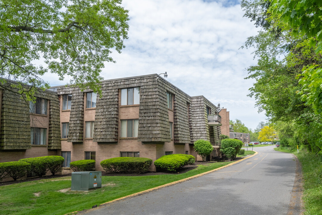 Forest Glenn Condominiums in Coraopolis, PA - Foto de edificio