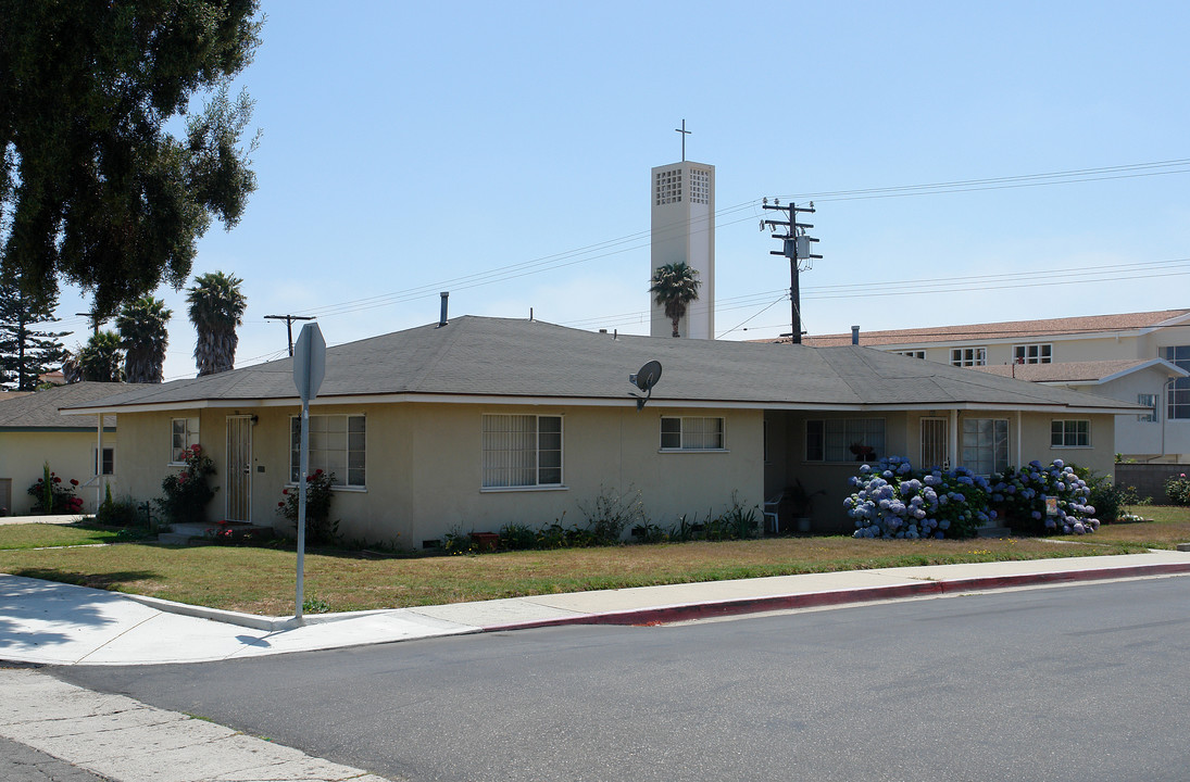 33-35 N Dunning St in Ventura, CA - Building Photo