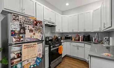 2354 N Elston Ct, Unit 1R in Chicago, IL - Foto de edificio - Building Photo