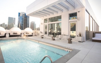 102 W Chicago Ave in Chicago, IL - Foto de edificio - Building Photo