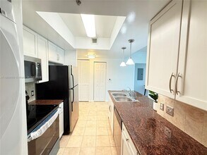 2000 N Bayshore Dr in Miami, FL - Building Photo - Building Photo