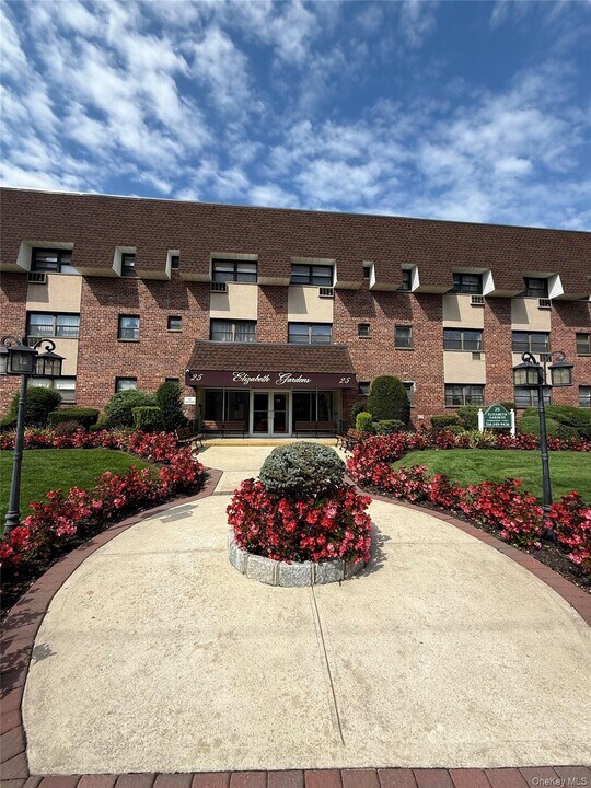 25 Elizabeth St in Farmingdale, NY - Building Photo