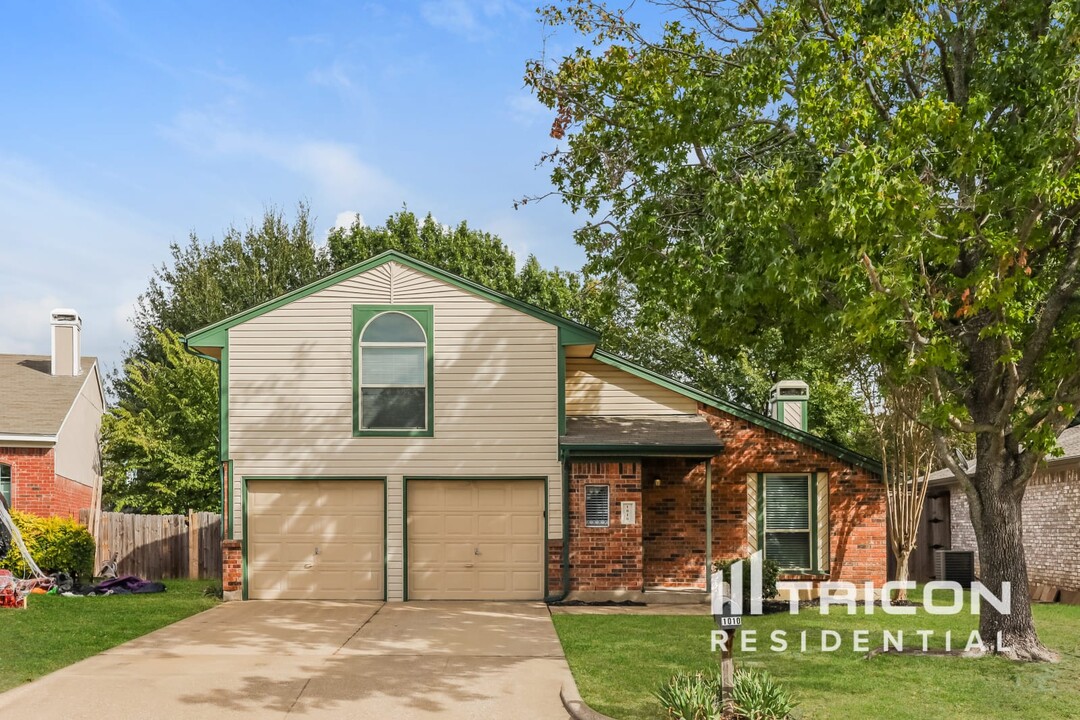 1010 Canary Ln in Mansfield, TX - Building Photo