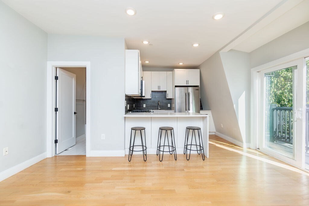 53 Lexington St in Boston, MA - Building Photo