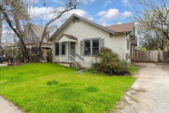 3411 Cedar St, Unit B in Austin, TX - Building Photo - Building Photo