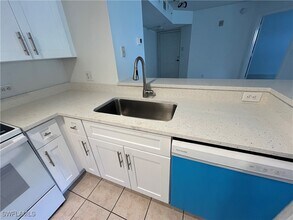 8950 Colonnades Ct E in Bonita Springs, FL - Foto de edificio - Building Photo