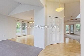 4404 NW Crystal Ct in Camas, WA - Foto de edificio - Building Photo